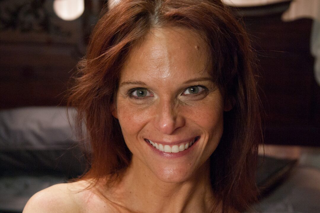 21P Impressionante MILF com grandes juggs Syren de Mer é fodida em sexo violento em cativeiro