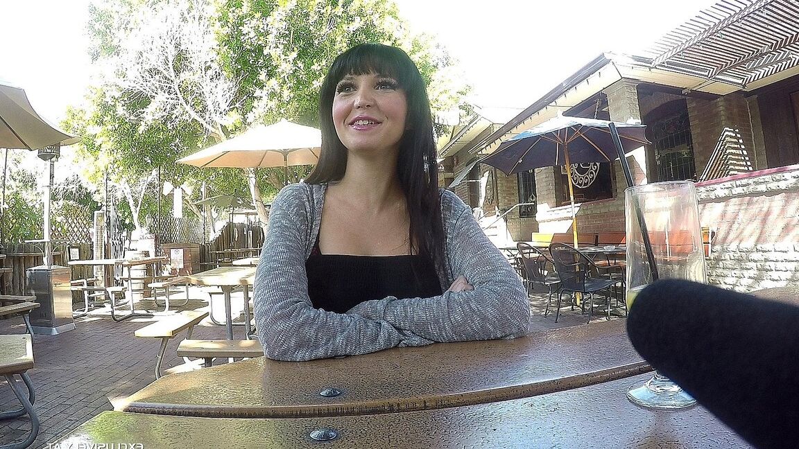 17P Sacanagem Lexxxi Nicole leva uma surra de buceta e bebe um coquetel de porra quente