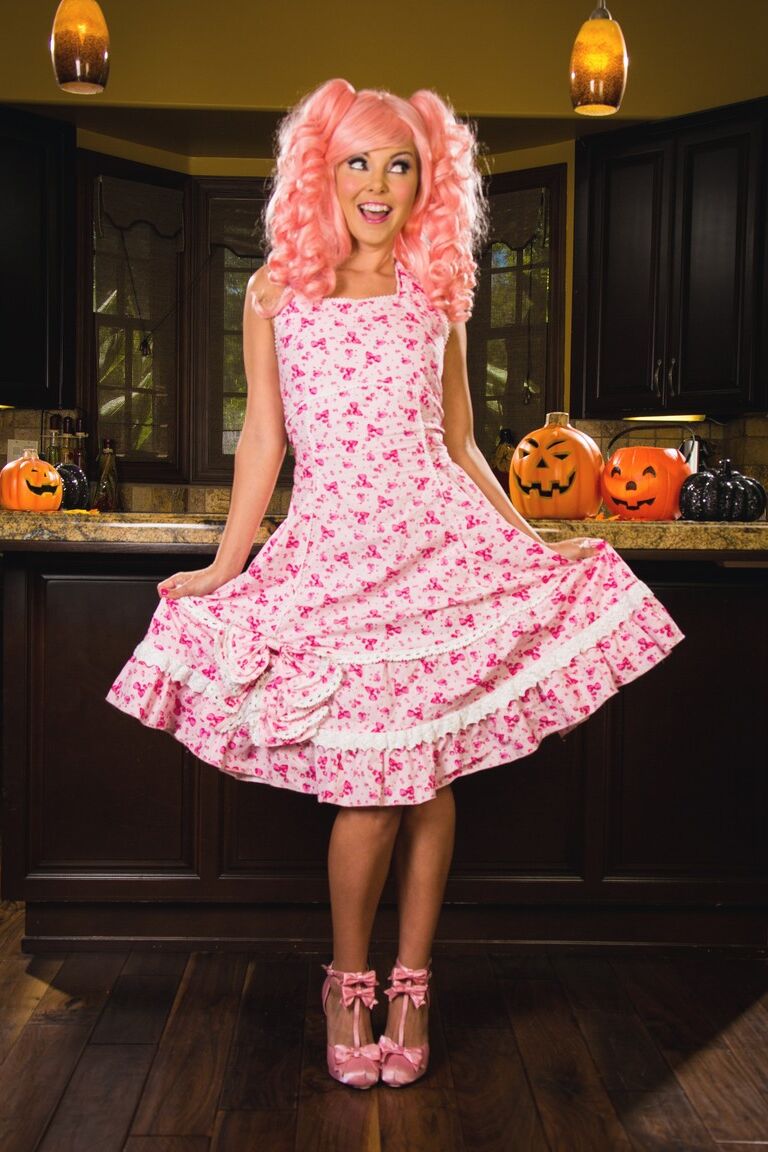 21P A fofa cosplay de cabelo rosa Aaliyah Love gosta de brincar com comida