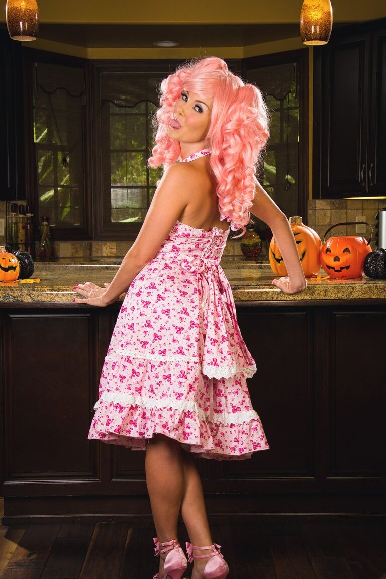 21P A fofa cosplay de cabelo rosa Aaliyah Love gosta de brincar com comida