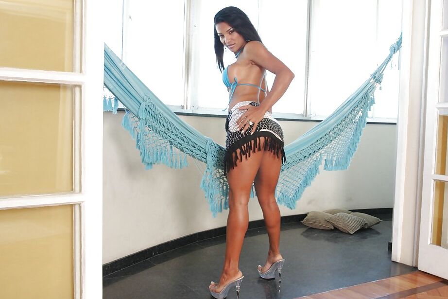 16P Latina voluptuosa MILF Claudia Bella se livra de seu minúsculo biquíni