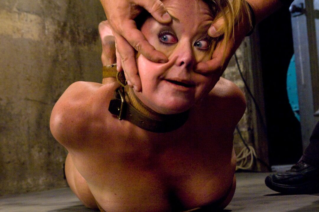20P MILF Christina Carter amarrando seus peitos grandes com força em uma corda
