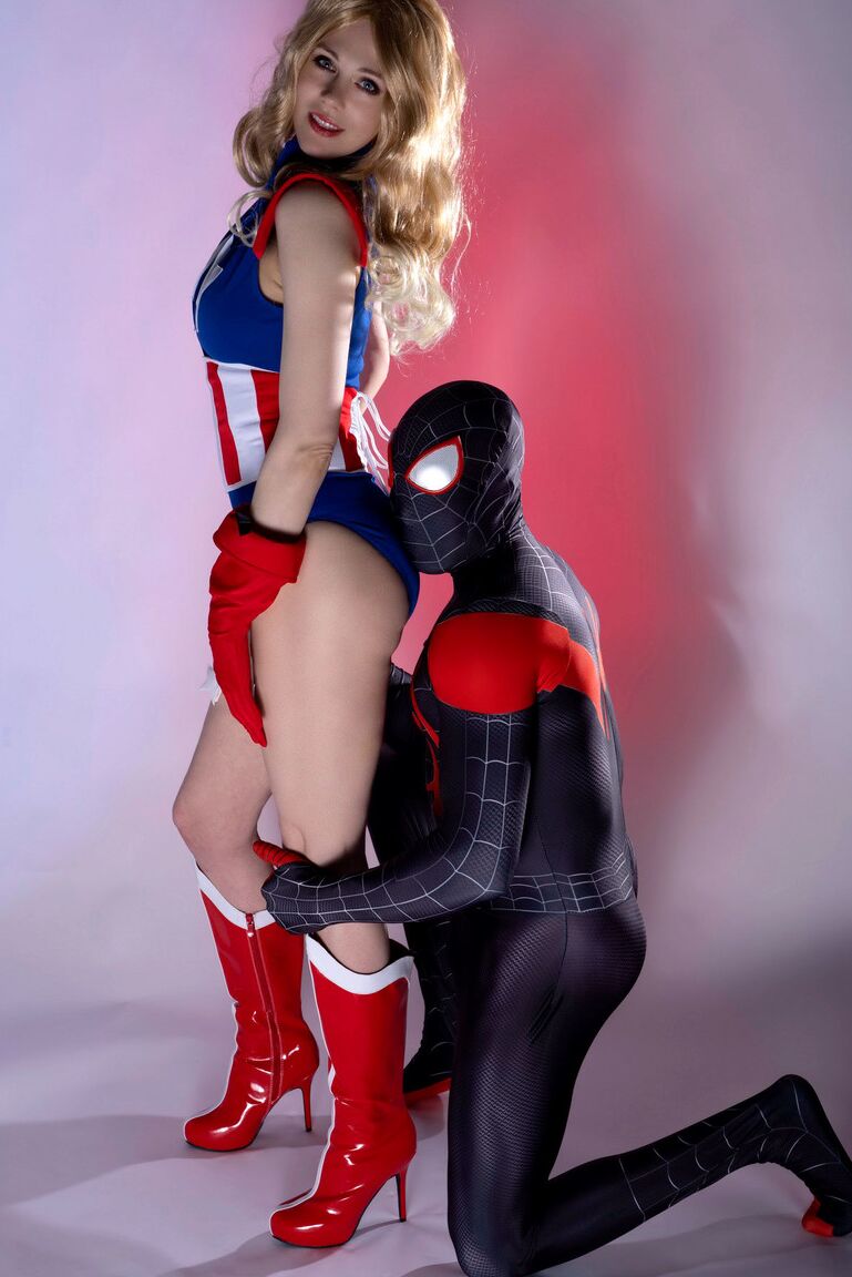 21P La pecadora Wonder Woman Maitland Ward es follada duro por un Spider-Man negro