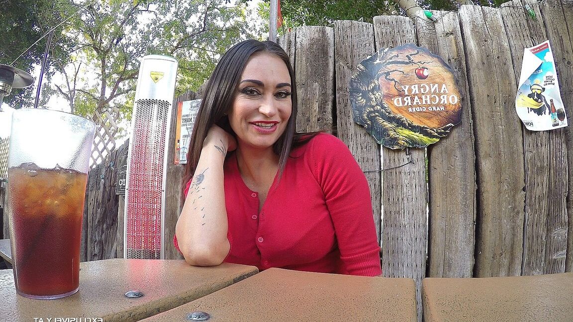17P Mujer morena participa bebiendo semen durante su primer gangbang