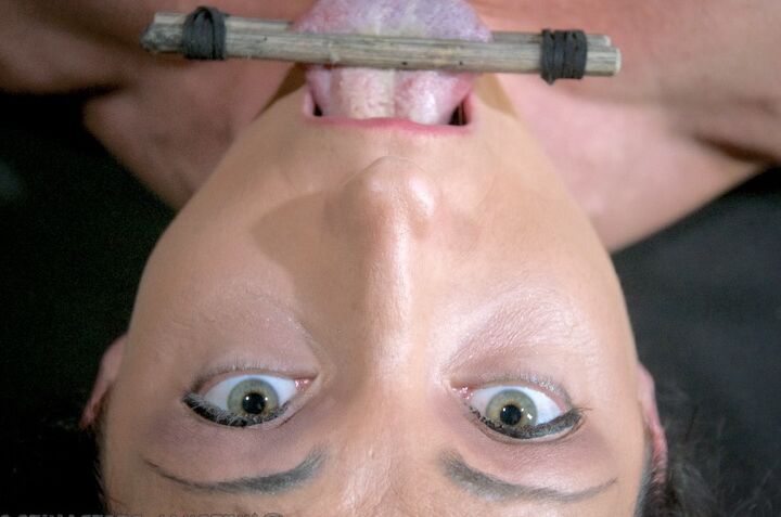 15P La brune Wenona explore ses limites sexuelles lors de jeux de bondage extrêmes