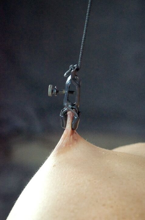 15P La brune Wenona explore ses limites sexuelles lors de jeux de bondage extrêmes