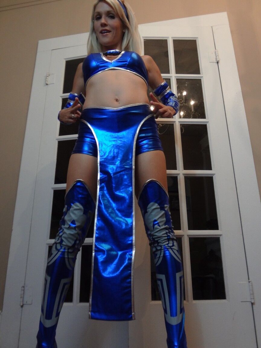 16P A mulher loira Jolene muda para um traje de cosplay durante uma sessão de fotos sem nudez