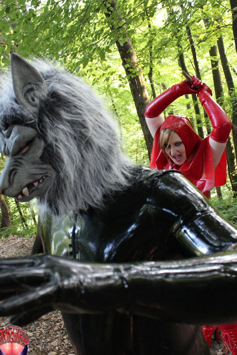 16P Cosplay enthusiasts don latex Little Red Riding Hood and Big Bad Wolf costumes