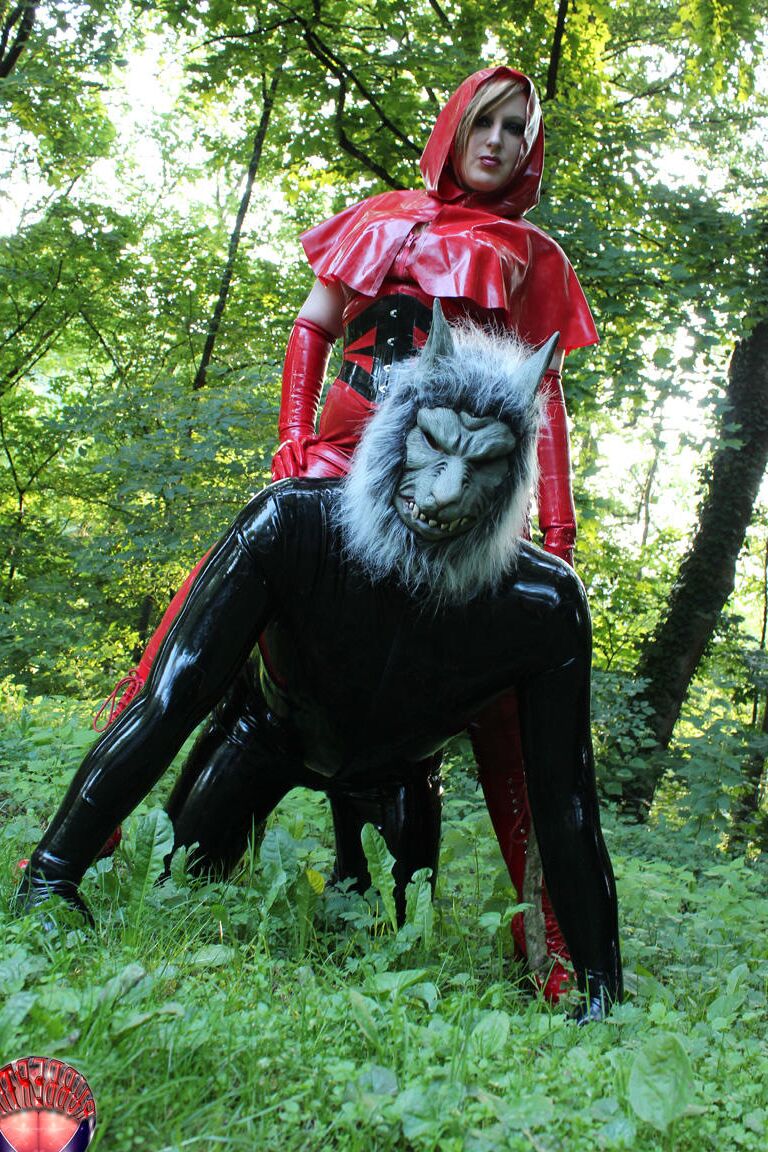 16P Cosplay enthusiasts don latex Little Red Riding Hood and Big Bad Wolf costumes