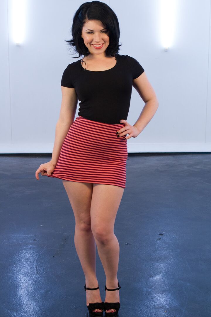 21P A gata sexy Belle Noire revela seus peitos lindos em uma tira sexy com Lorelei Lee