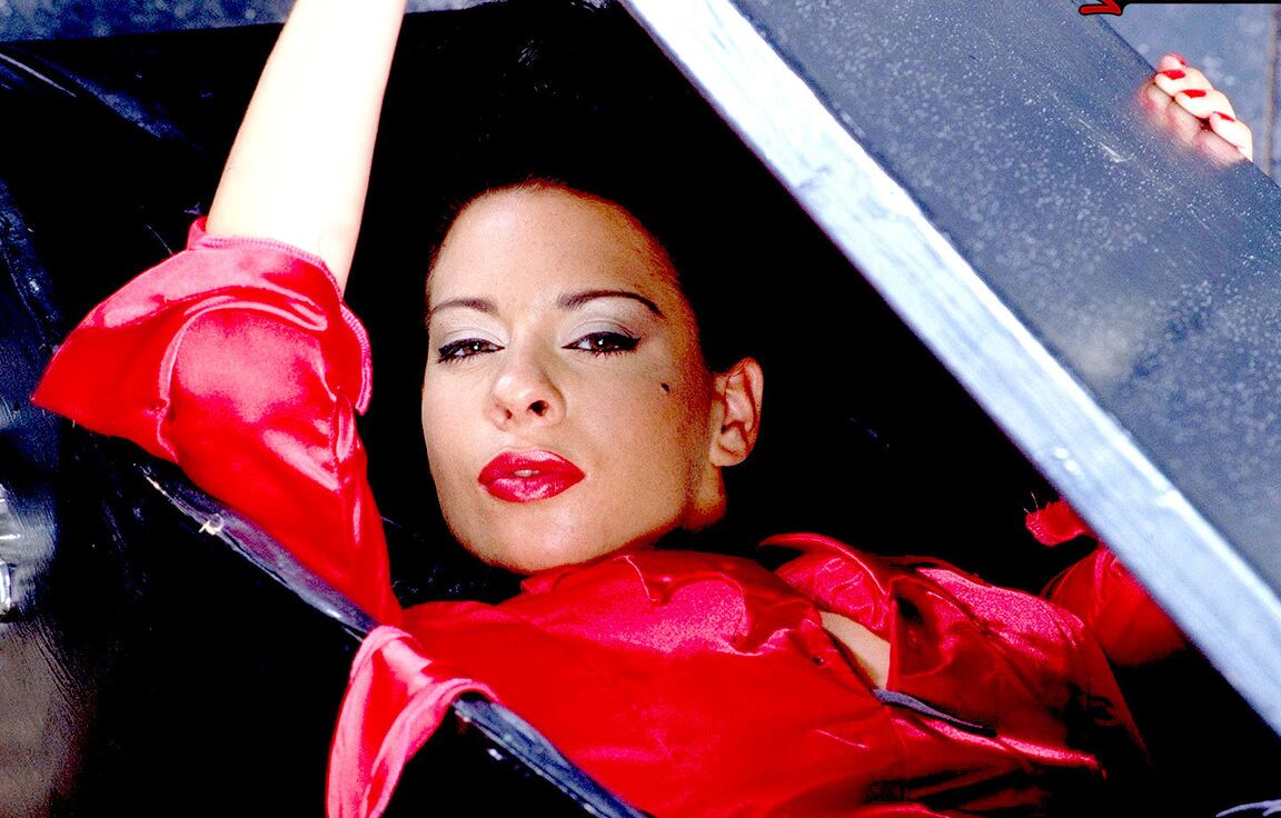 13P La vampira cosplay tetona Linsey Dawn McKenzie desnuda sus enormes tetas caídas