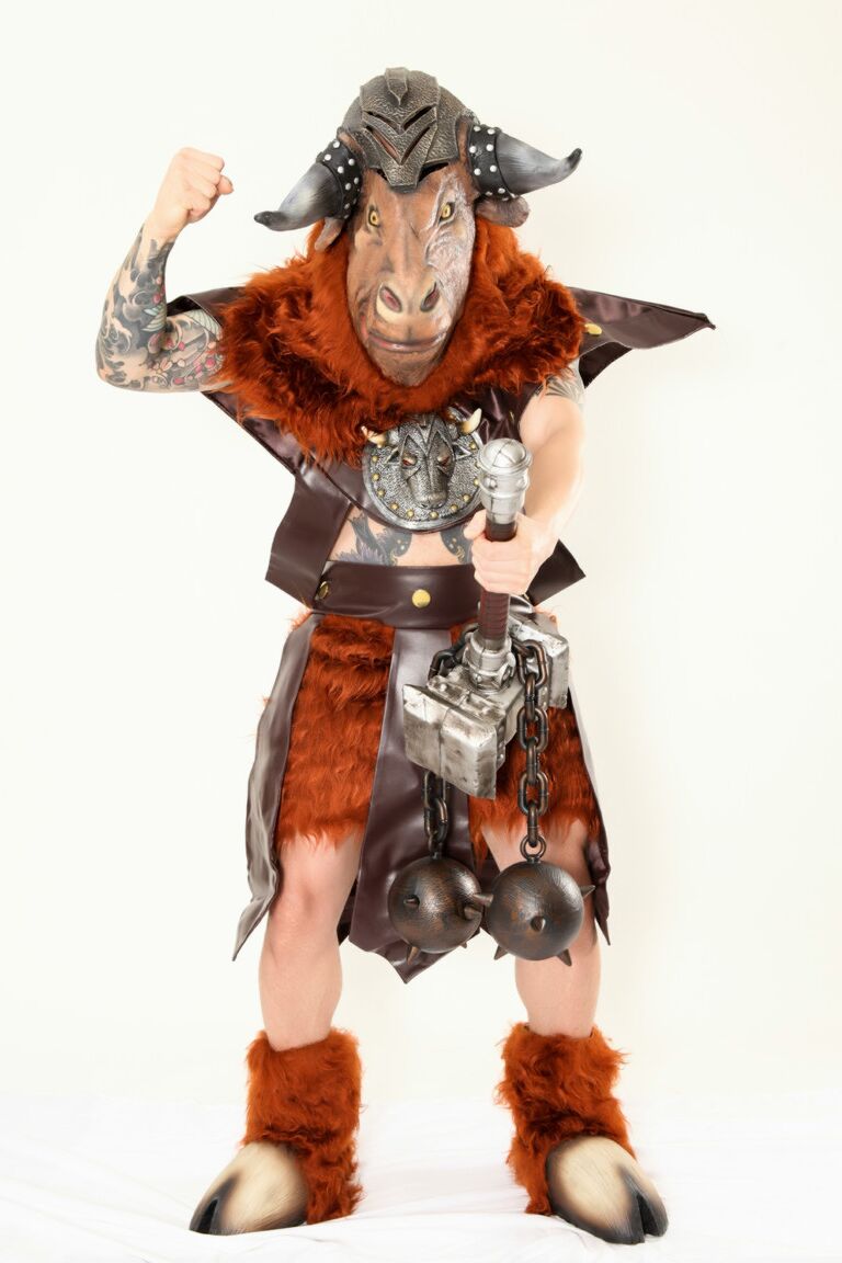 21P 金髪コスプレイヤー ニコール アニストンが大きなニンジンで悪魔をからかう
