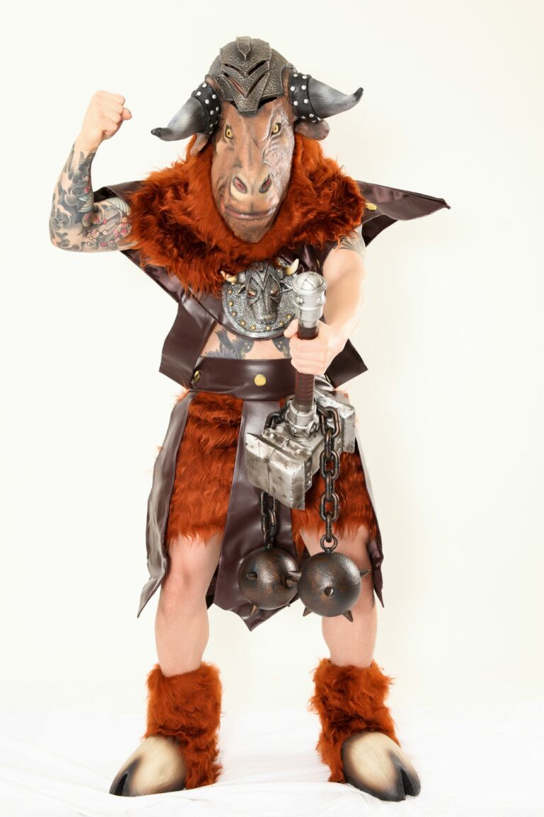 21P 金髪コスプレイヤー ニコール アニストンが大きなニンジンで悪魔をからかう