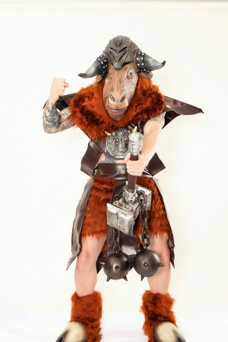 21P 金髪コスプレイヤー ニコール アニストンが大きなニンジンで悪魔をからかう