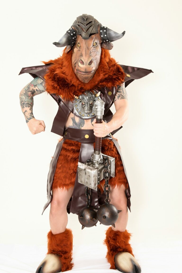 21P 金髪コスプレイヤー ニコール アニストンが大きなニンジンで悪魔をからかう
