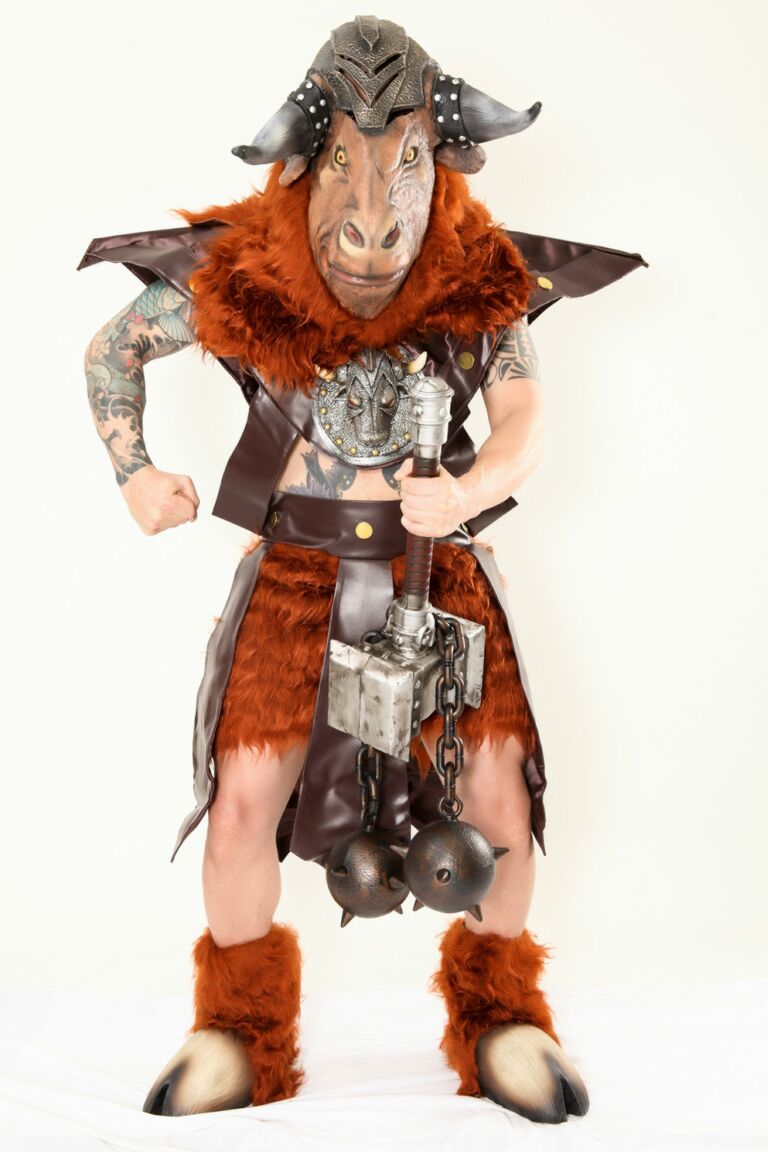 21P 金髪コスプレイヤー ニコール アニストンが大きなニンジンで悪魔をからかう