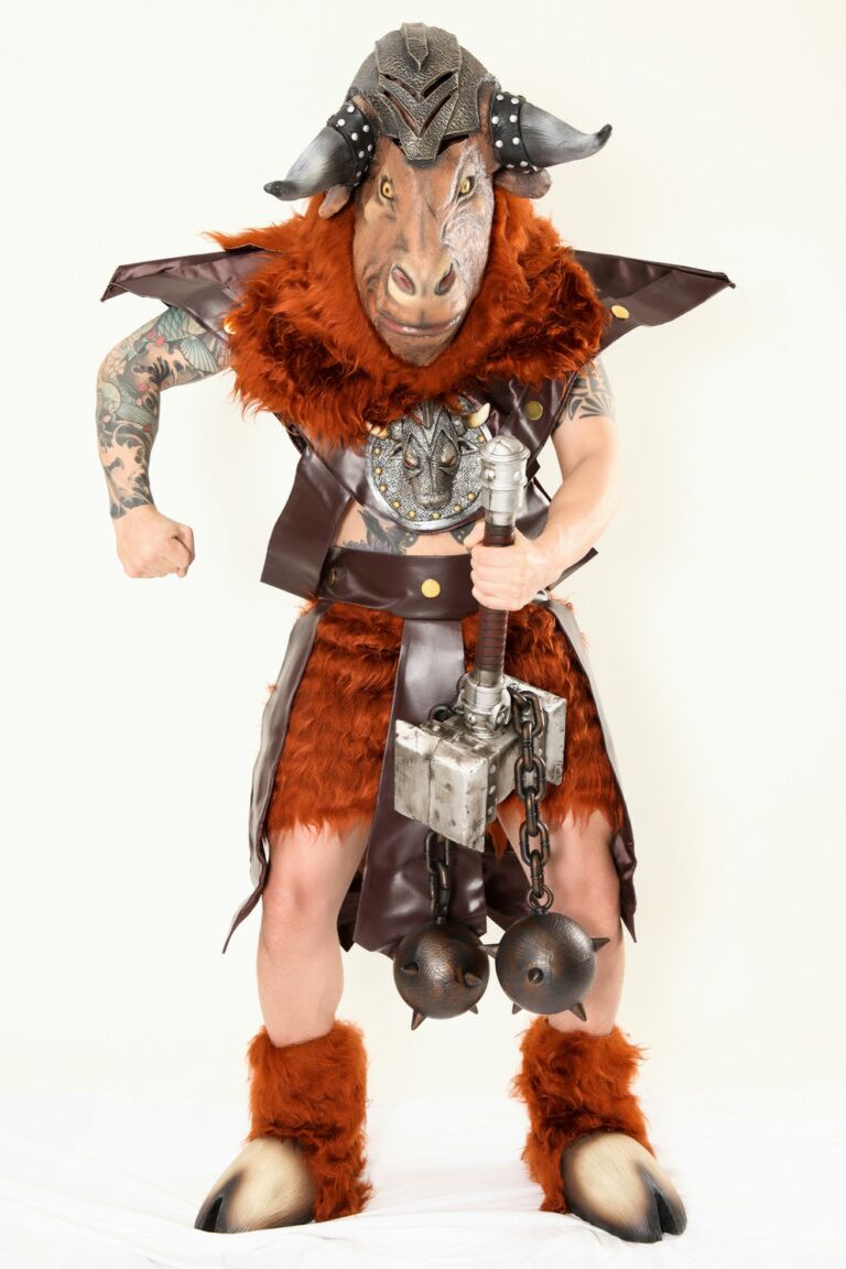 21P 金髪コスプレイヤー ニコール アニストンが大きなニンジンで悪魔をからかう