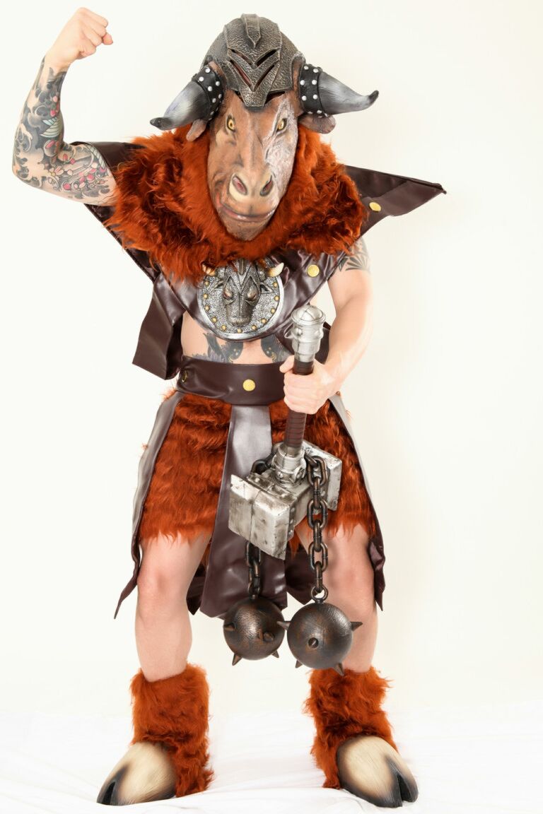 21P 金髪コスプレイヤー ニコール アニストンが大きなニンジンで悪魔をからかう