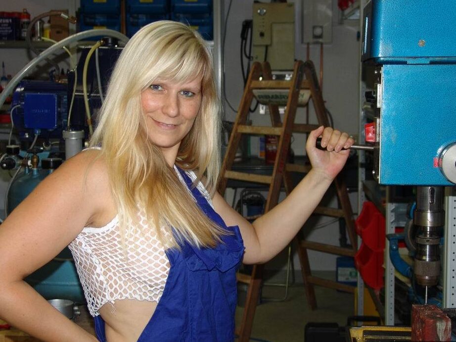 20P Rubia madura se quita el mono antes de masturbarse en el taller