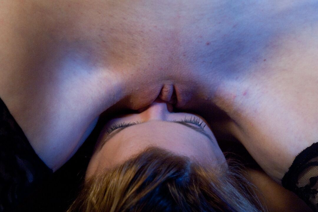 21P Kendra James, une MILF au gingembre et aux gros seins, frappe la bombasse Sammi Sui avec un gode-ceinture.