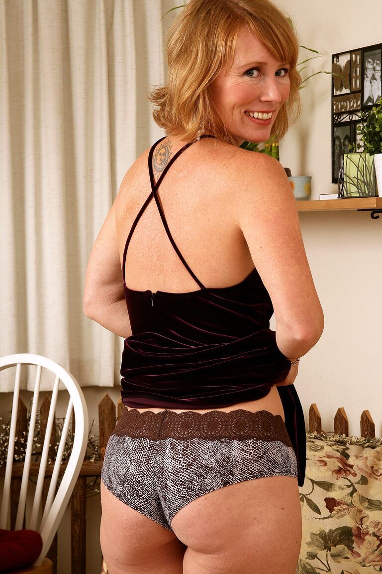 21P Gorgeous amateur MILF Cheyanne flaunts her snatch with her legs up in the air