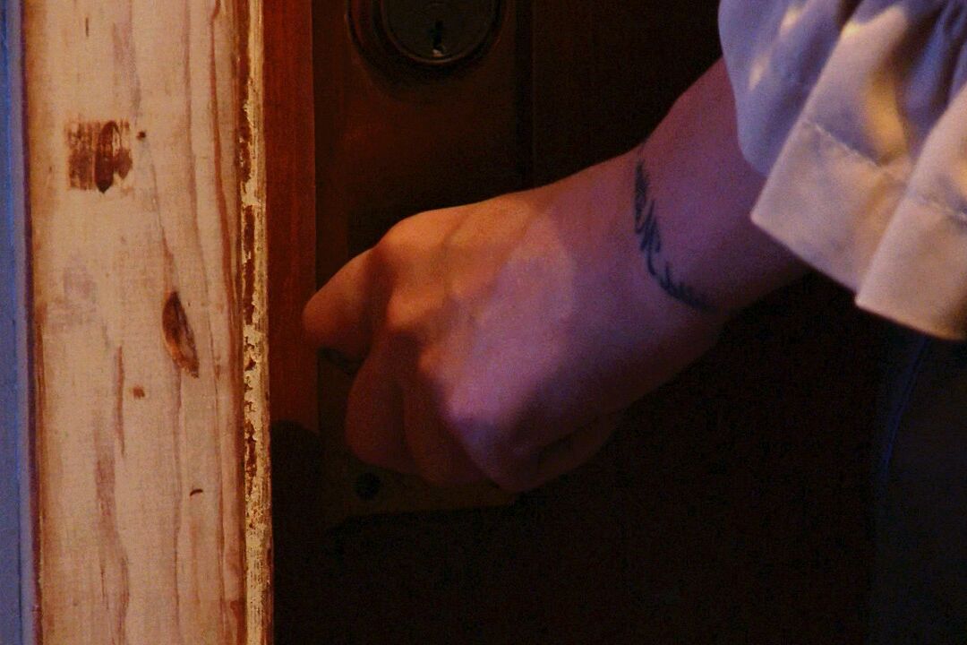 21P Mamá rubia lujuriosa Candy Manson atada y follada en grupo en un baño sucio