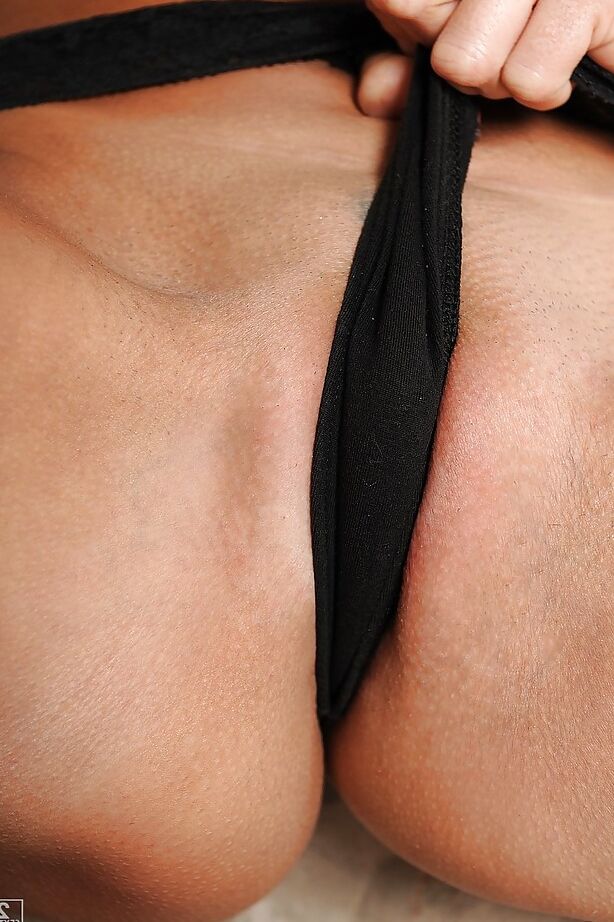 16P Morena graciosa MILF tirando a lingerie rendada e abrindo as pernas