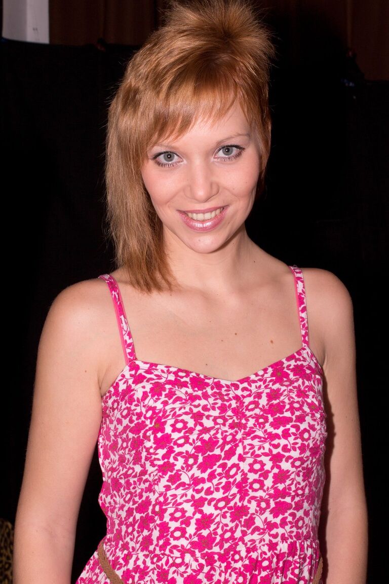 21P La MILF húngara Electra Angels mama una gran polla
