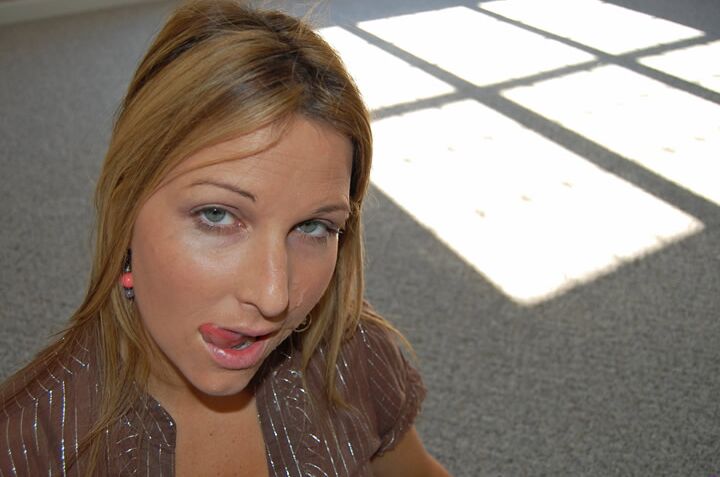 15P Rubia amateur Kelly Anderson de rodillas para una mamada POV vestida caliente