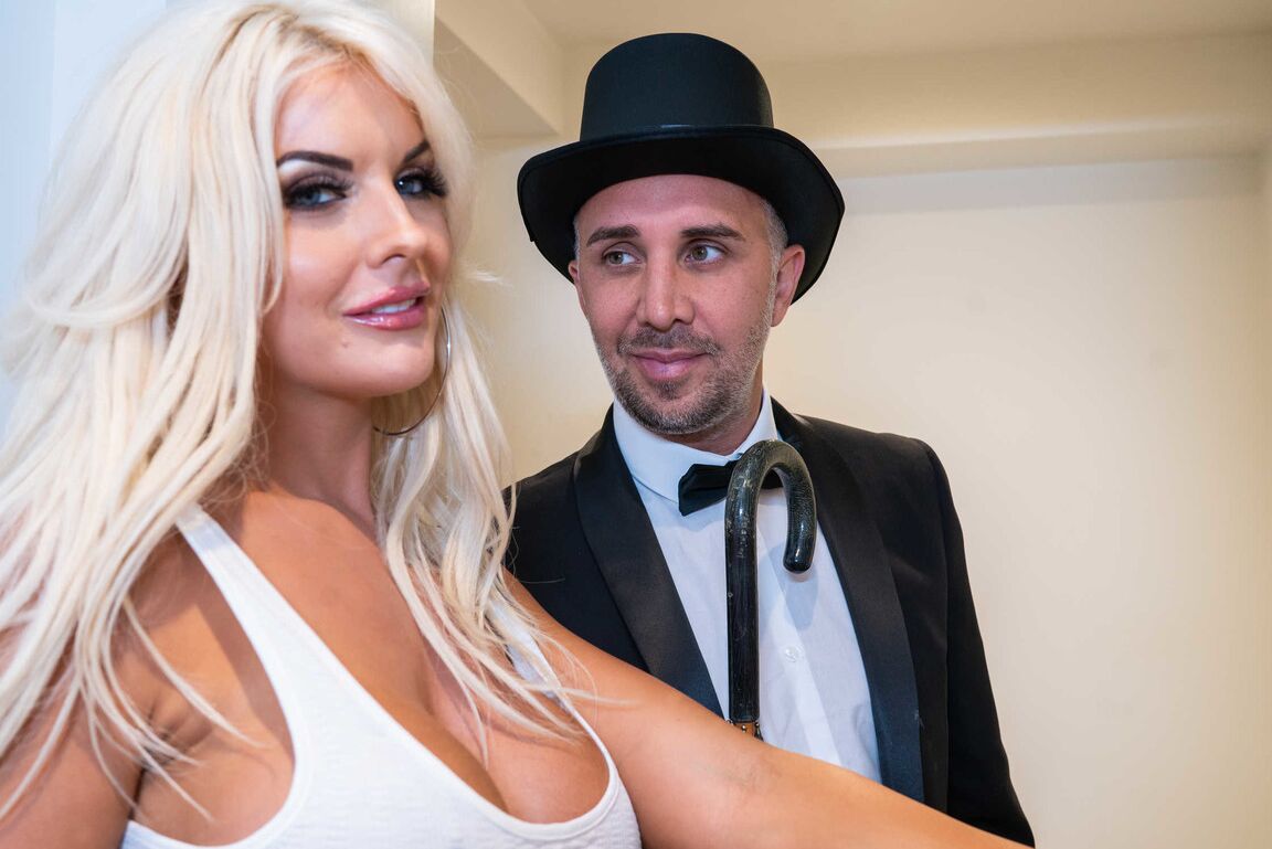 21P A esposa loira sacanagem Tommie Jo fode o amigo do marido antes de viajar