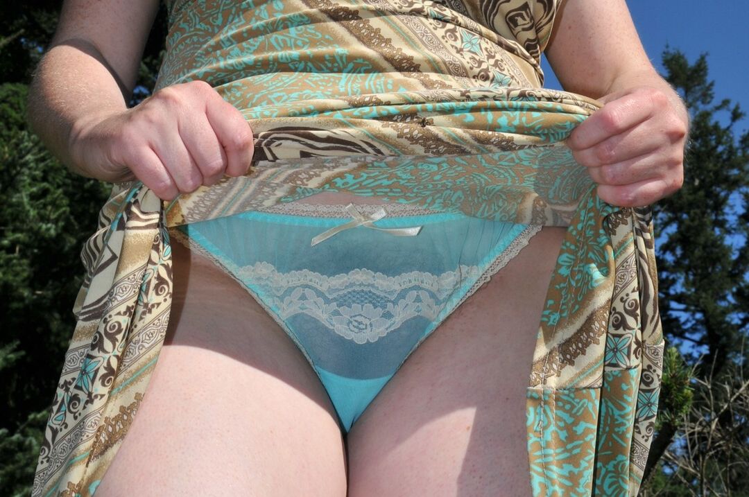 15P Ama de casa cachonda amateur Tasty Trixie revela sus increíbles tetas y su manguito peludo