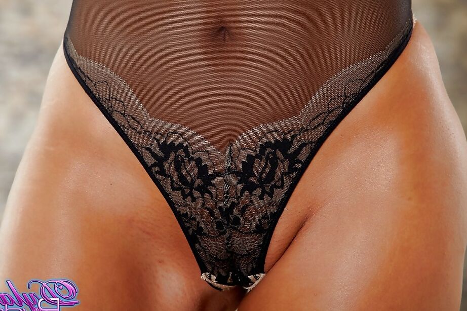 16P La star du porno MILF aux gros seins Dylan Ryder se masturbe la chatte rasée