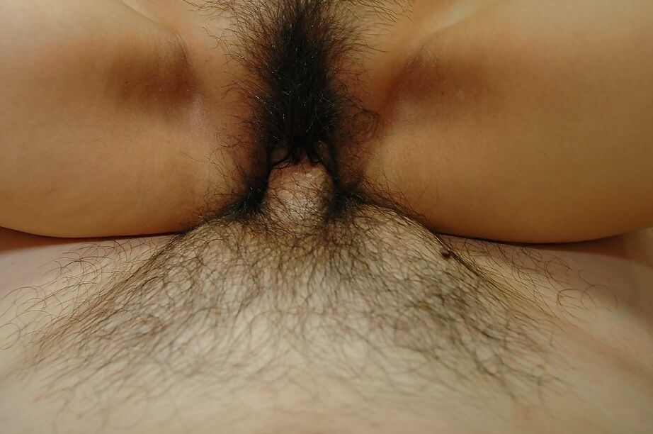 16P asiática MILF Yoko Ikeda deixa sua buceta peluda satisfeita com brinquedos e pau duro