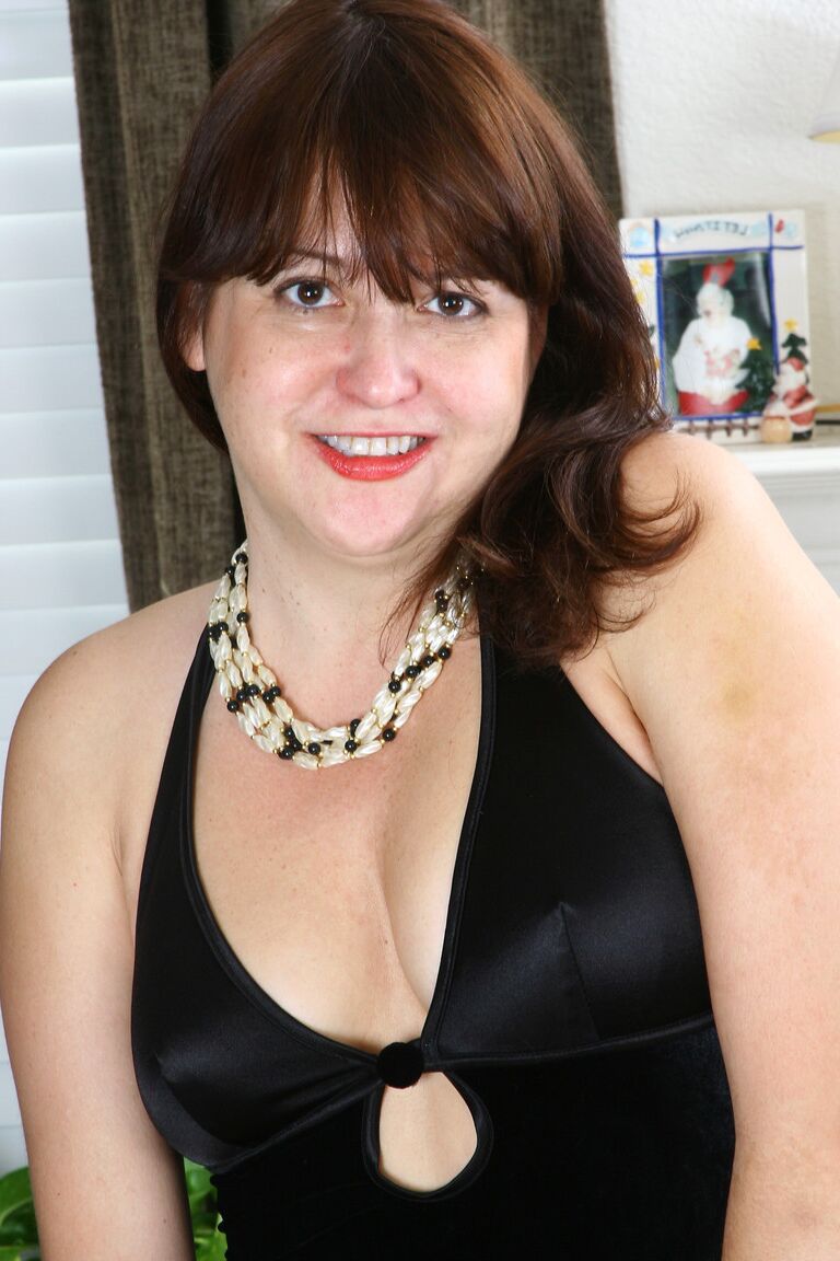 21P A esposa morena gordinha Kitty L perde o vestido preto e exibe sua boceta espessa