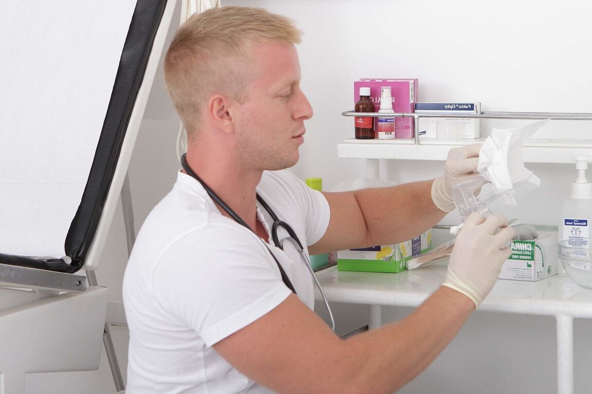 21P A bela tcheca Susan Ayn tem seu regalo tocado e perfurado por sua médica loira
