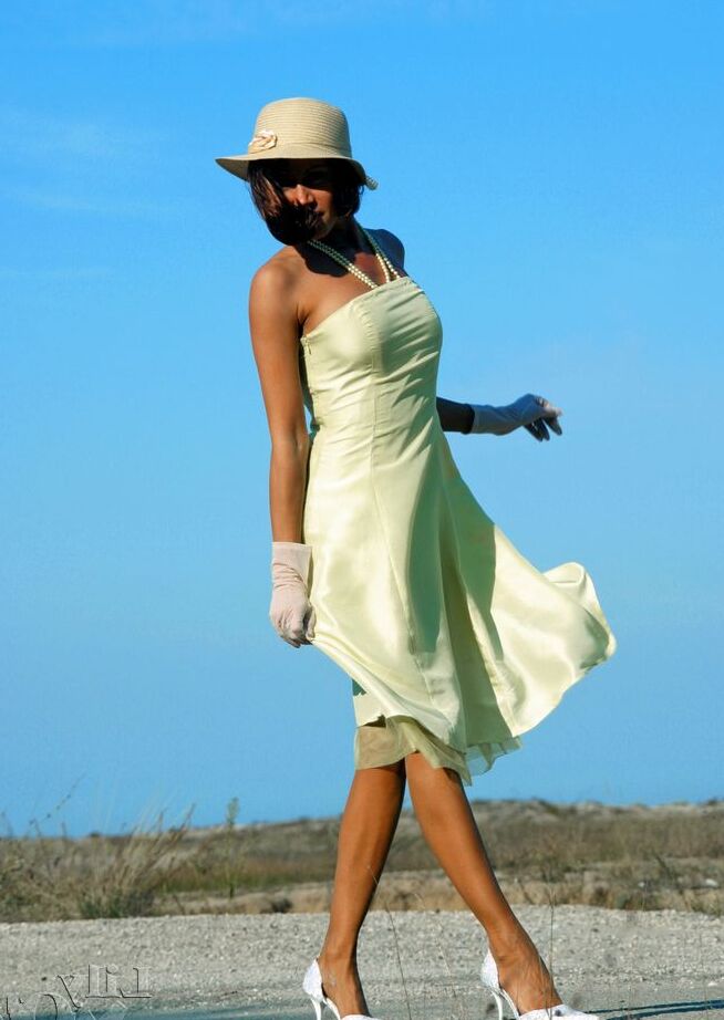 15P Leggy MILF Lily em elegantes meias vintage ao ar livre