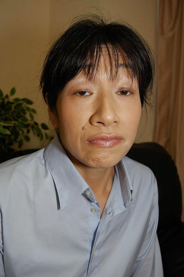 15P Seios pequenos Asiático Milf Chie Kaneko revela sua buceta peluda enquanto se masturba