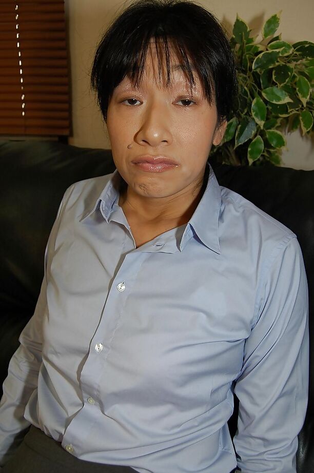 15P Seios pequenos Asiático Milf Chie Kaneko revela sua buceta peluda enquanto se masturba