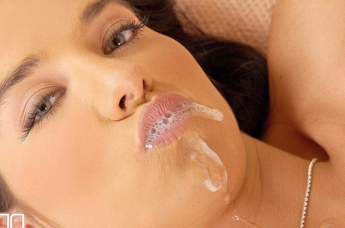 21P La MILF de ojos verdes Lara Stevens hace una gran mamada