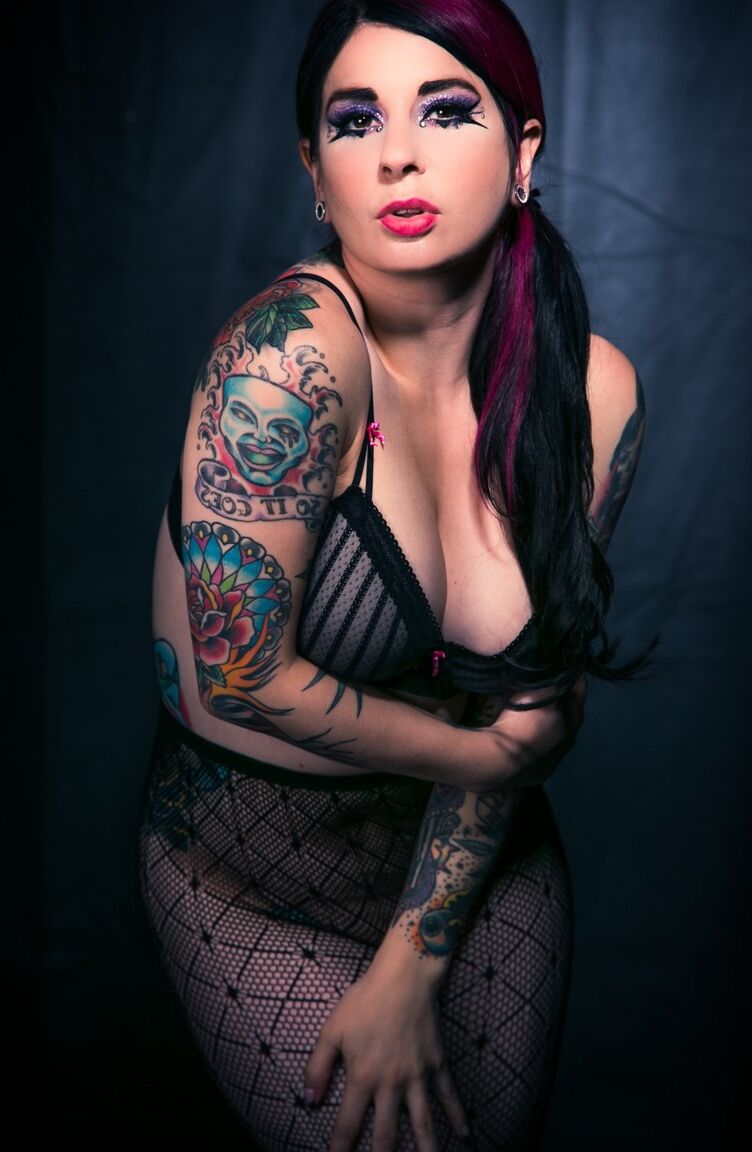 15P A garota tatuada Joanna Angel goteja esperma da língua após sexo anal violento