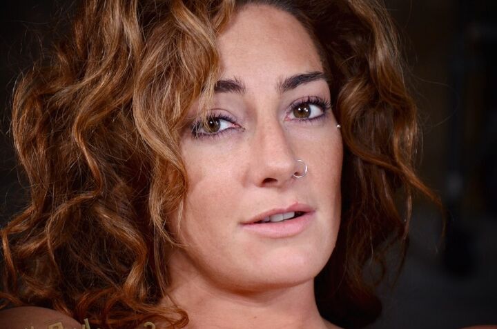 16PホットMILFサバンナフォックスがBDSM放尿のために拘束具で大きく開いて広がる