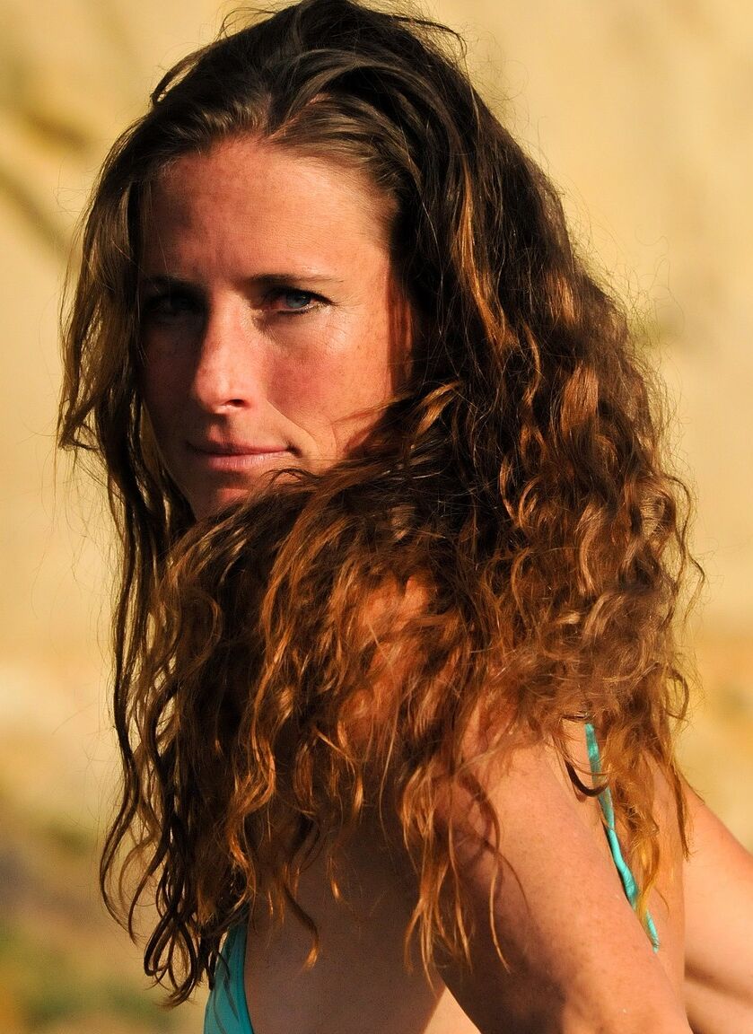 21P Tall babe Sofie Marie poses in her turquoise bikini on the beach and strips