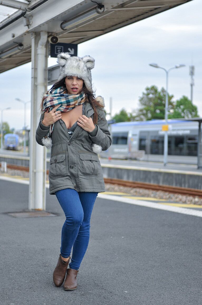 17P Une fille solo brune s'expose avec des bas et des collants déchirés dans des lieux publics