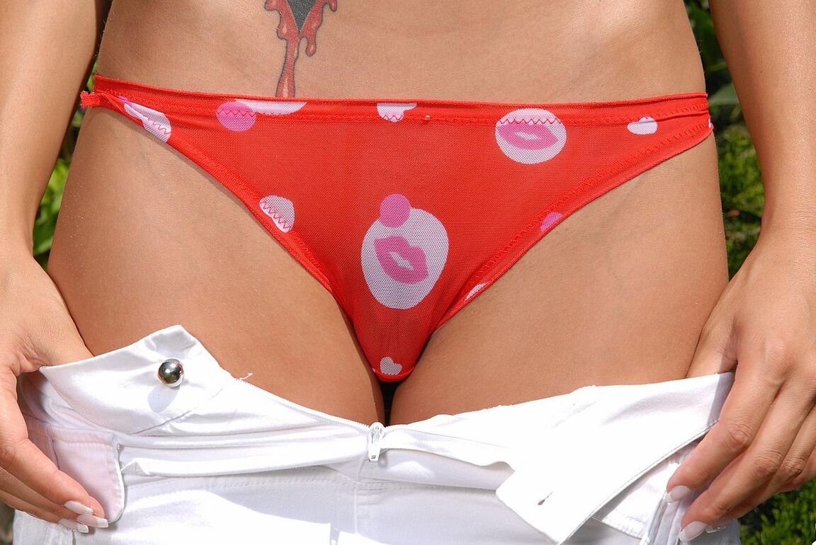 16P Heiße Teenie Regina Ice masturbiert ihre geile Muschi draußen im Garten