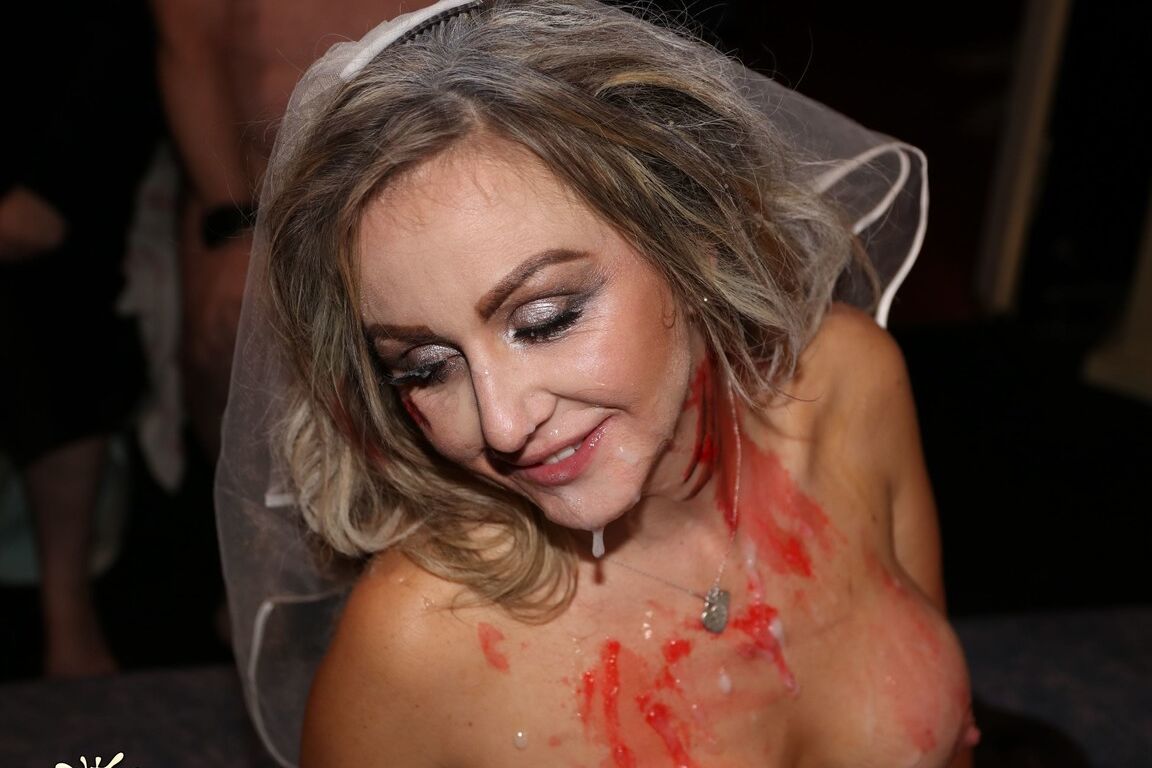 10P Esposa loira participa de um gangbang durante uma festa de Halloween