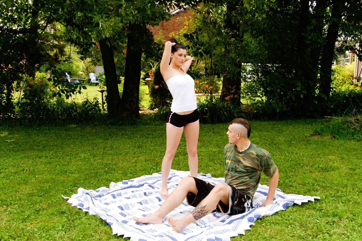 15P Le couple excité Arizona et Victor baisent sur une couverture étalée sur une grande pelouse