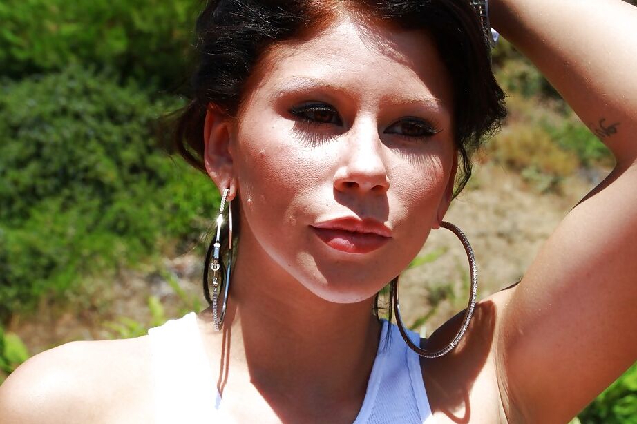 16P Filthy MILF Brooklyn Lee exibindo sua linda bunda ao ar livre
