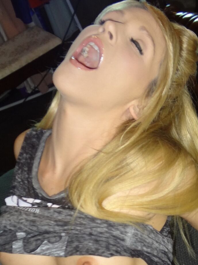 20P Petite MILF Jolene Devil geme de prazer enquanto se masturba no sofá