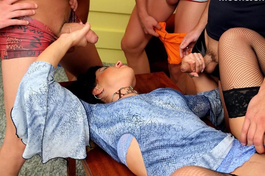 16P La MILF de pelo negro Justine Ashley cumple sus deseos de gangbang y bukkake
