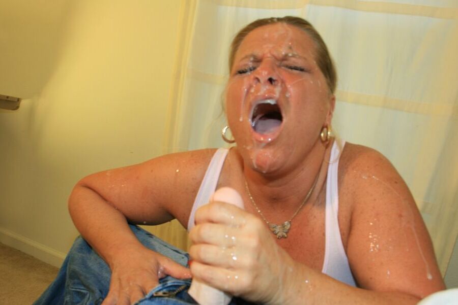 16P MILF rubia lasciva hace una mamada y es bukkaked